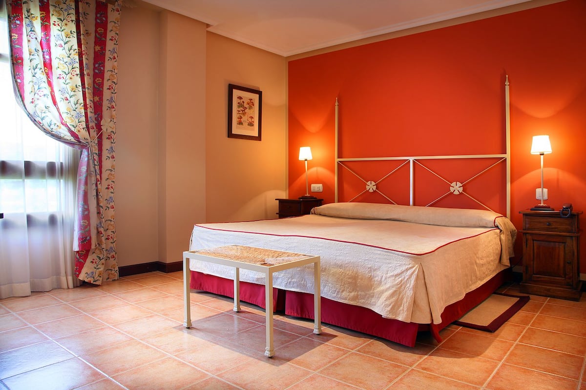 Memory-foam beds, minibar, desk, free WiFi