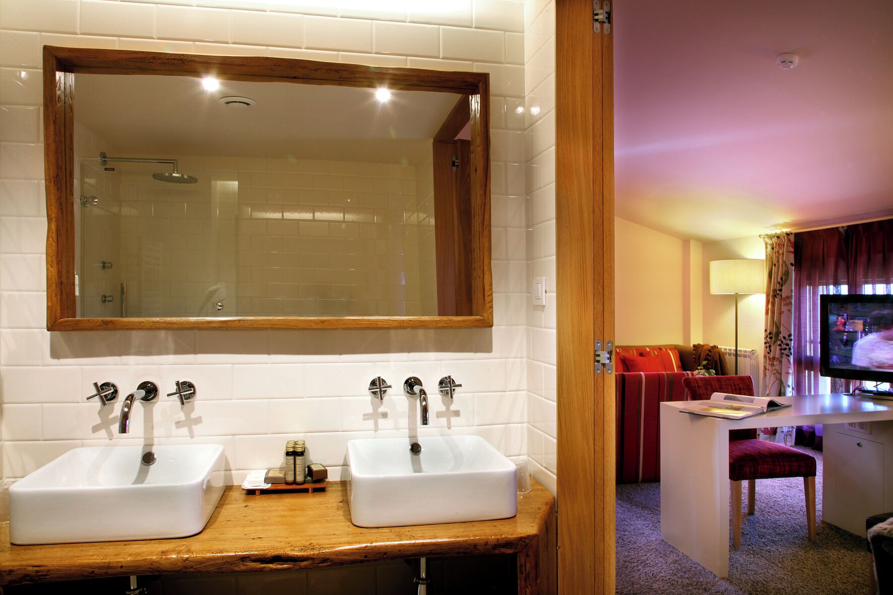 superior double room | bathroom | free toiletries, hair dryer, towels, soap