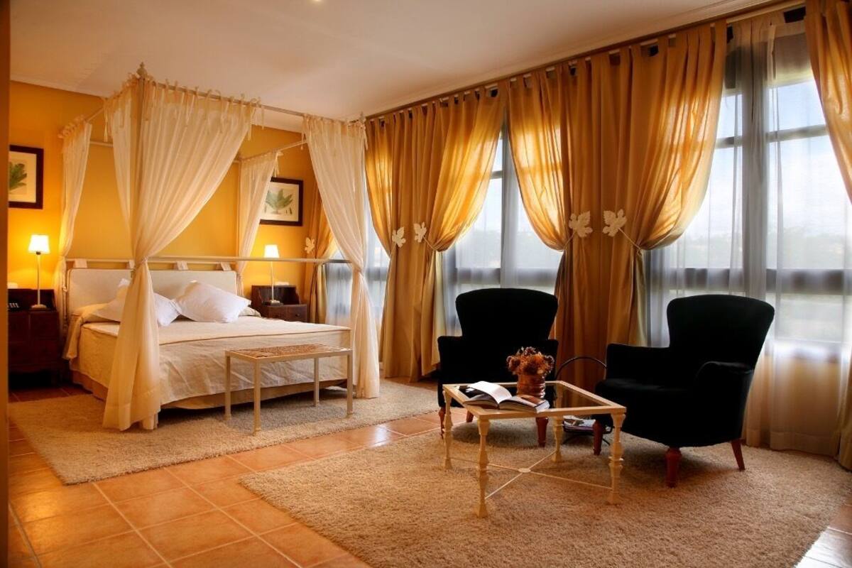 Memory-foam beds, minibar, desk, free WiFi