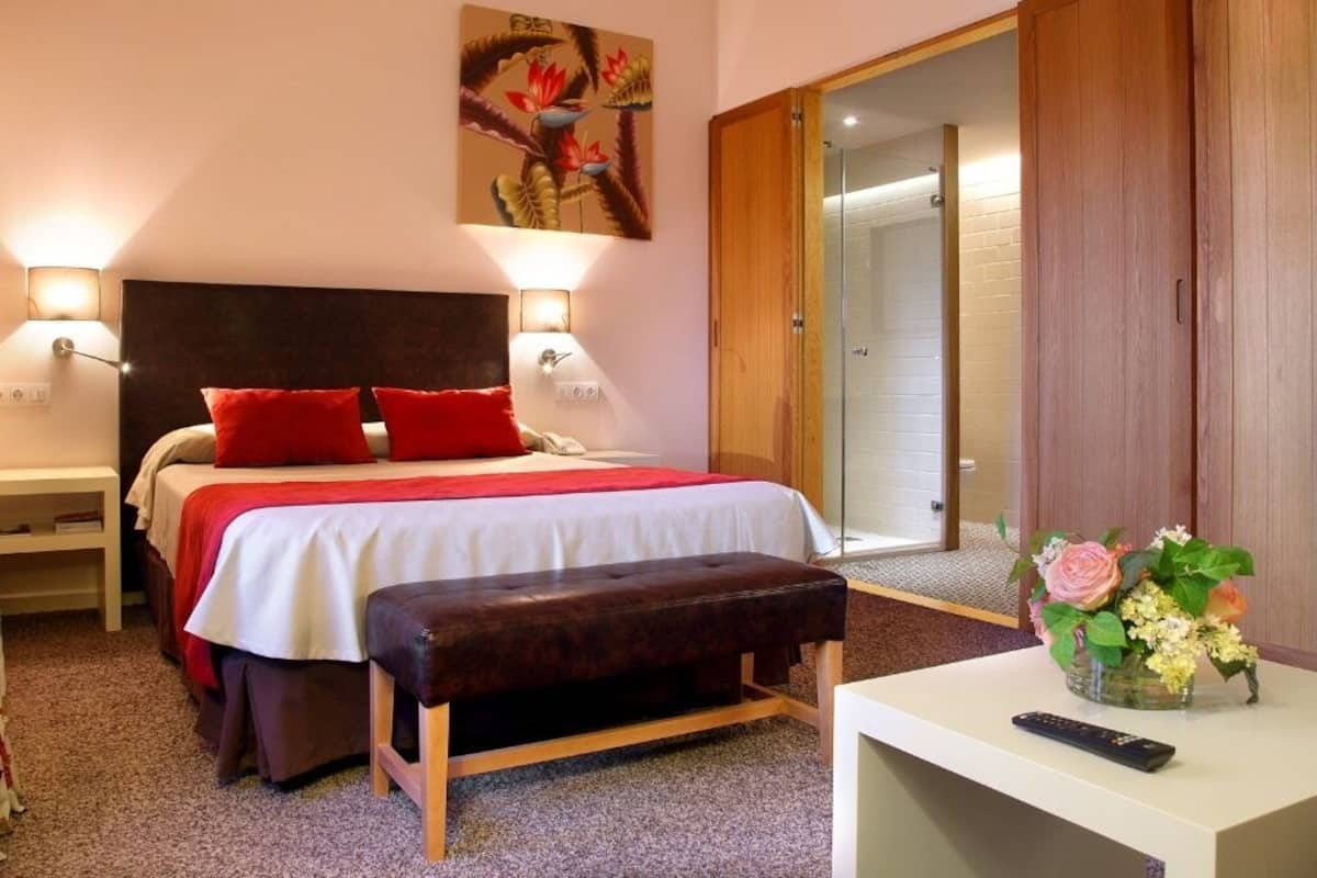 Memory-foam beds, minibar, desk, free WiFi