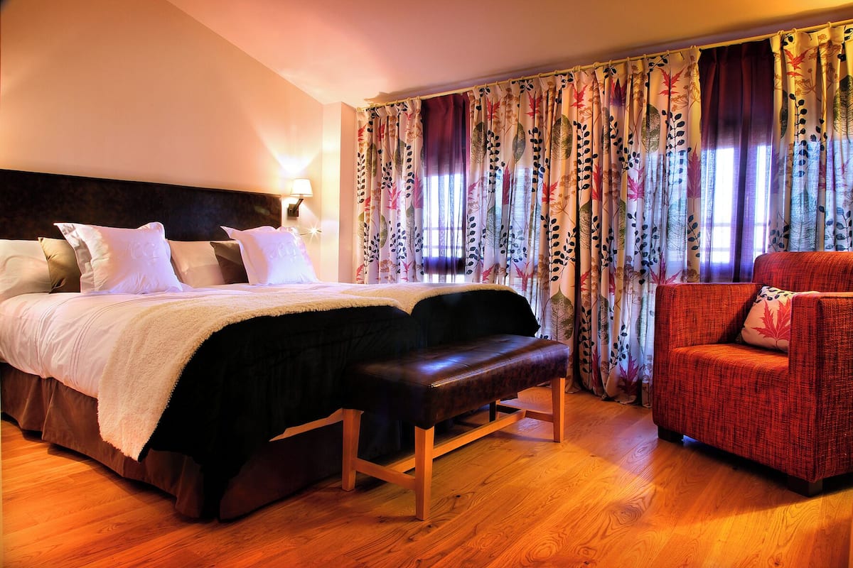 Memory-foam beds, minibar, desk, free WiFi