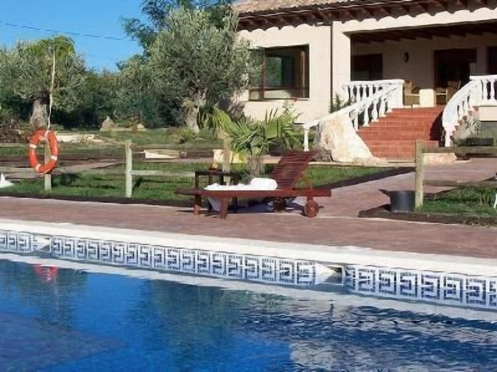 outdoor pool, open 10:00 am to 8:00 pm, pool loungers