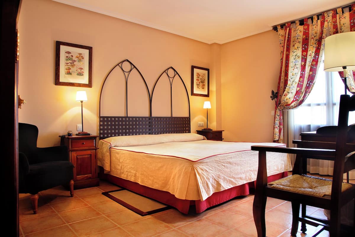 Memory-foam beds, minibar, desk, free WiFi