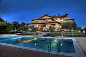 Outdoor pool, open 10:00 AM to 8:00 PM, pool loungers - Hostería de Guara (Bierge)