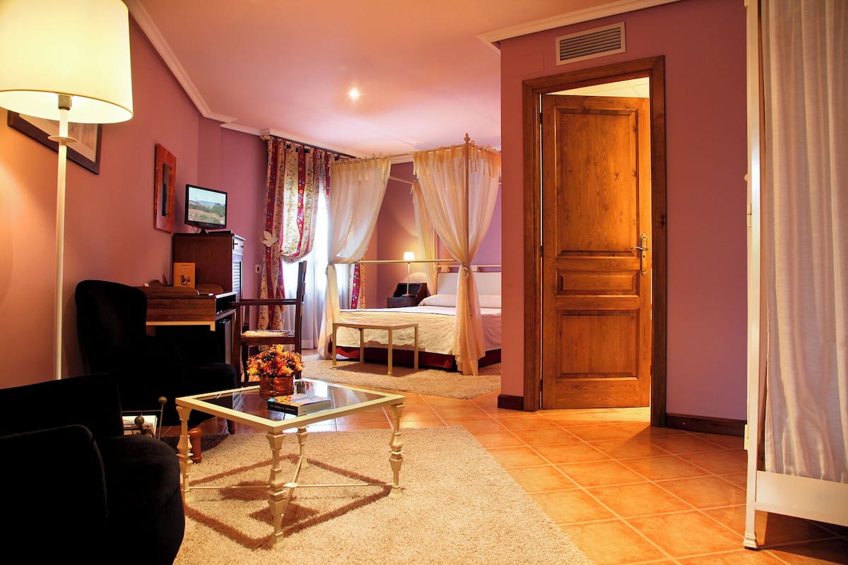Memory-foam beds, minibar, desk, free WiFi