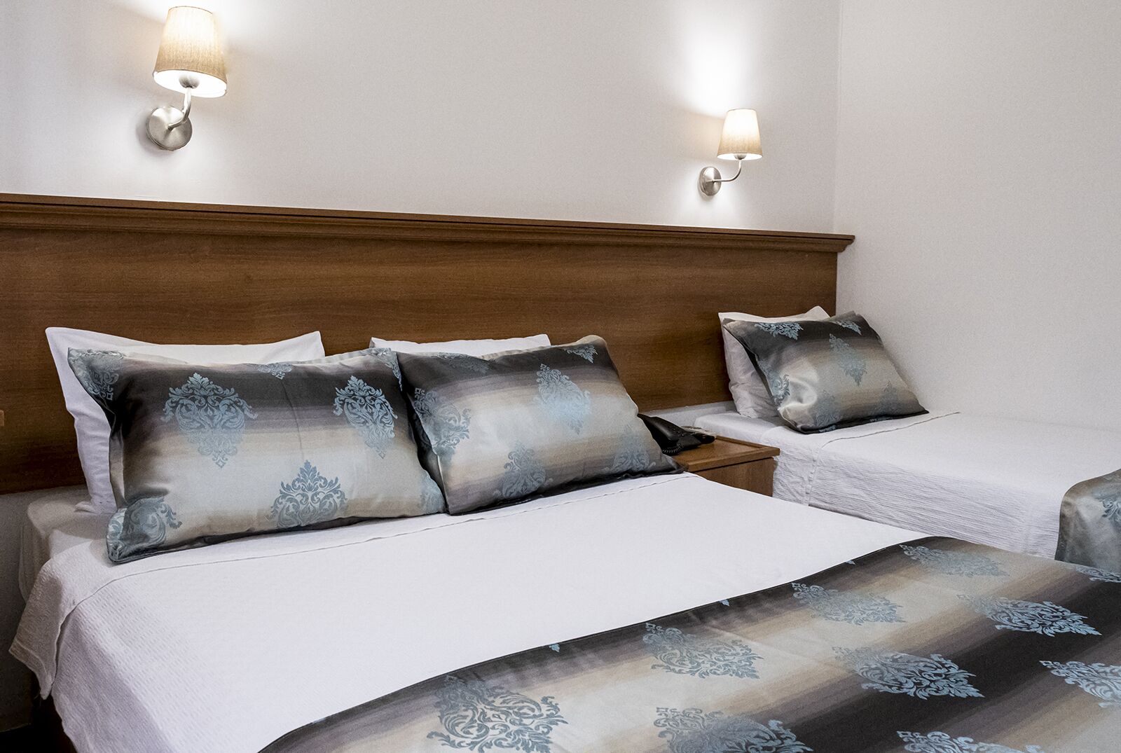 Seprai premium, tempat tidur Select Comfort, dan minibar