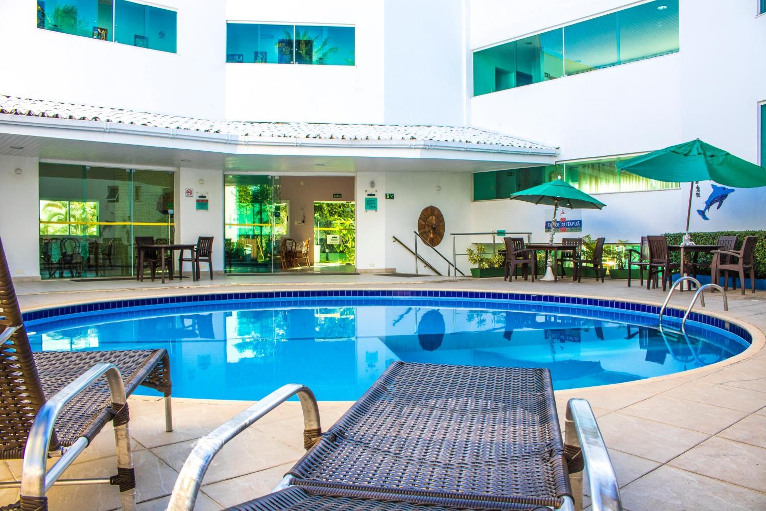 Piscina externa, espreguiçadeiras