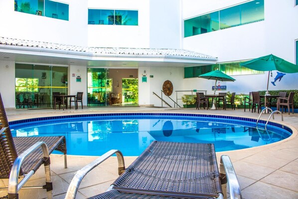 Außenpool, Liegestühle