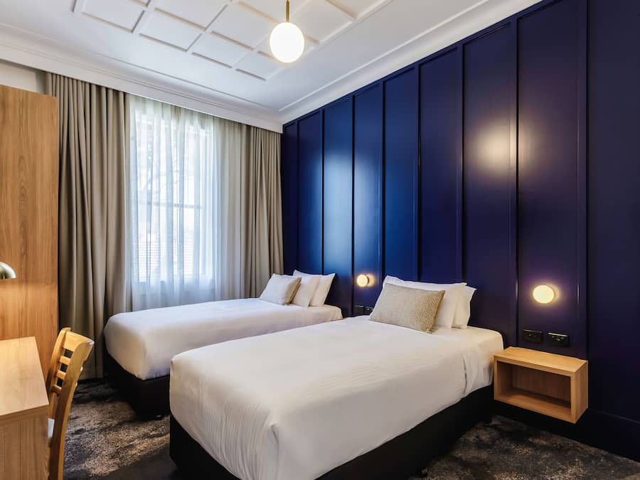 Suíte superior, várias camas, para não fumantes | Camas com colchões pillow-top, cofres nos quartos, escrivaninha