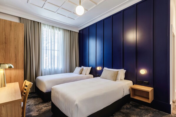 高级套房, 多张床, 无烟房 | 加厚床垫、客房内保险箱、办公桌、免费 WiFi