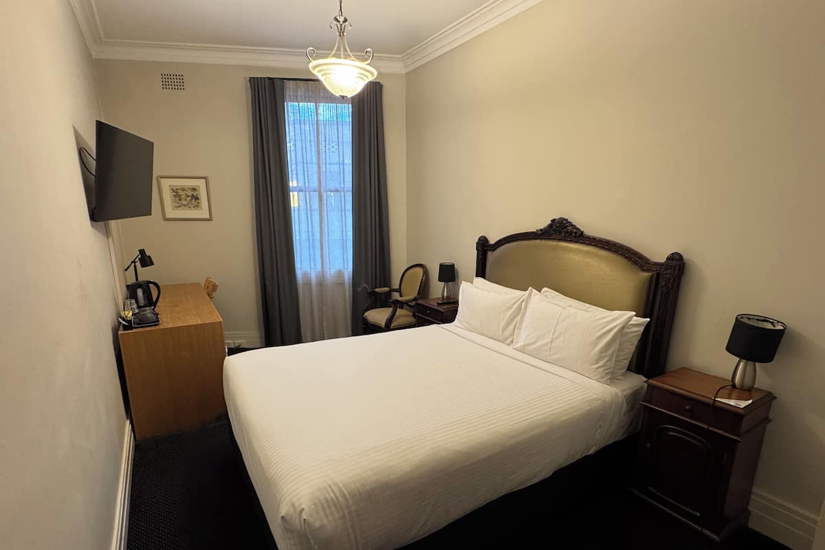 Standard Double Room, 1 Queen Bed, Non Smoking | 1 bedroom, pillowtop beds, in-room safe, desk