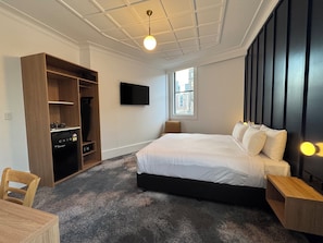 Superior Double Room, 1 King Bed, Non Smoking | 1 bedroom, pillowtop beds, in-room safe, desk