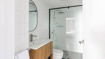 Habitación doble superior, 1 cama King size, para no fumadores | Baño | Regadera, regadera tipo lluvia, amenidades de baño gratuitas