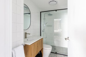 高级双人房, 1 张特大床, 无烟房 | 浴室 | 淋浴设施、大花洒淋浴喷头、免费洗浴用品、吹风机