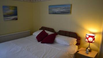 Twin Room with En suite Bathroom | Individually decorated, individually furnished, iron/ironing board