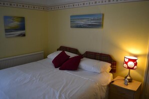 Twin Room with En suite Bathroom | Individually decorated, individually furnished, iron/ironing board