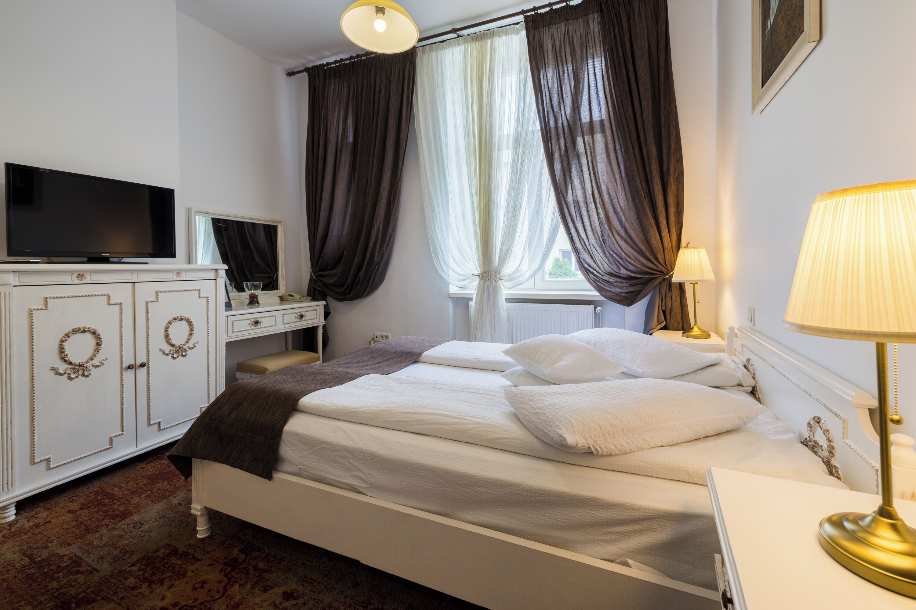 Standard Room | Premium bedding, in-room safe, individually decorated, desk