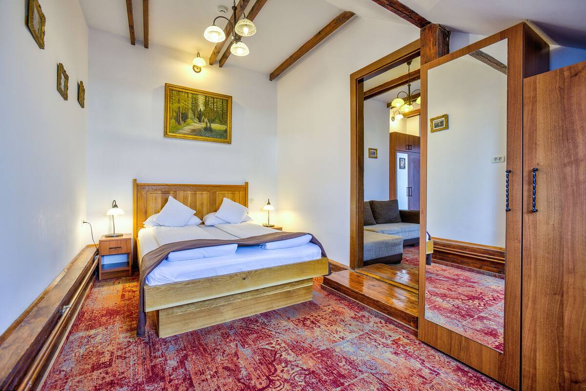 Roupas de cama premium, cofres nos quartos, escrivaninha