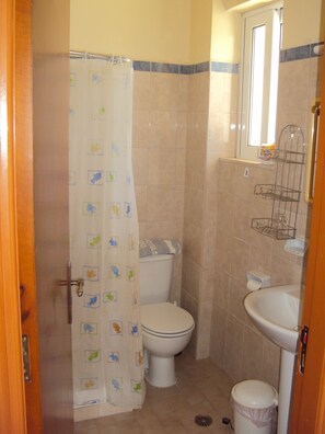 Shower, rainfall showerhead, free toiletries, towels - Marika's Aparts & Studios (Rhodes)