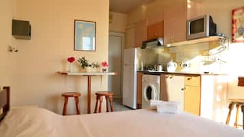 Egyptian cotton sheets, premium bedding, in-room safe, laptop workspace