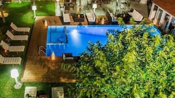 Kolam renang terbuka, dibuka dari pukul 8:30 hingga 18:00, payung kolam