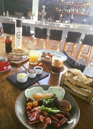 Bar tepi kolam renang