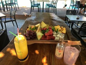 Kolam renang outdoor, dengan payung kolam renang dan kursi berjemur