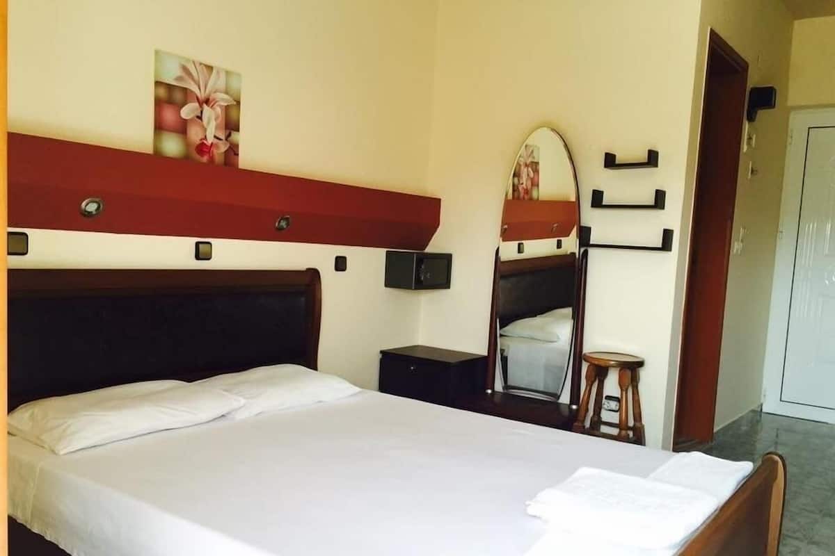 Studio (for 2) | Egyptian cotton sheets, premium bedding, in-room safe, laptop workspace