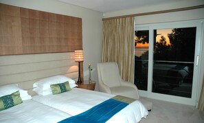 6 عدّة غرف نوم وأغطية فرا ش متميزة وميني بار وخزنة داخل الغرفة