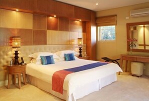 Double or Twin Room, Mountain View, Garden Area | 6 bedrooms, premium bedding, minibar, in-room safe - Atlantic House (Cape Town)