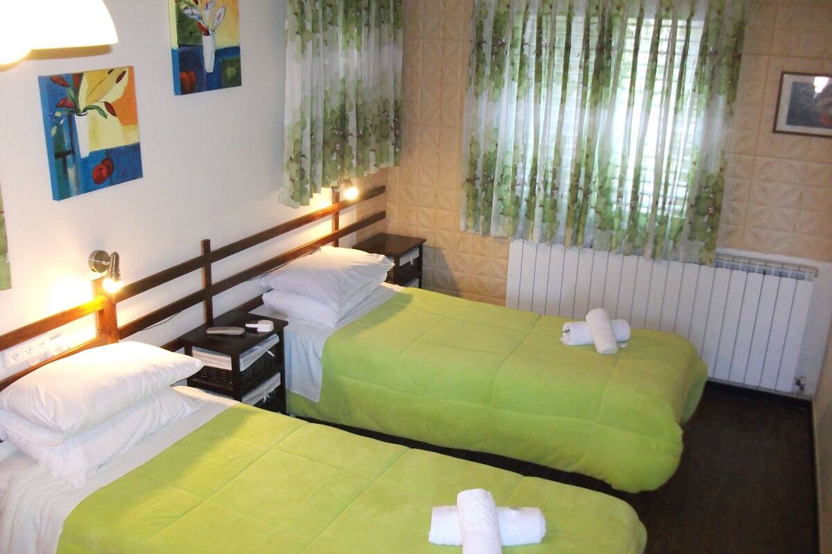 Phòng 2 giường đơn Tiêu chuẩn (with Shower) | Bàn ủi/dụng cụ ủi quần áo, truy cập Internet không dây miễn phí
