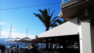 Khu ẩm thực ngoài trời