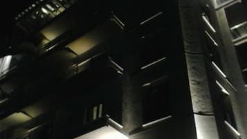 Fachada del alojamiento - Noche