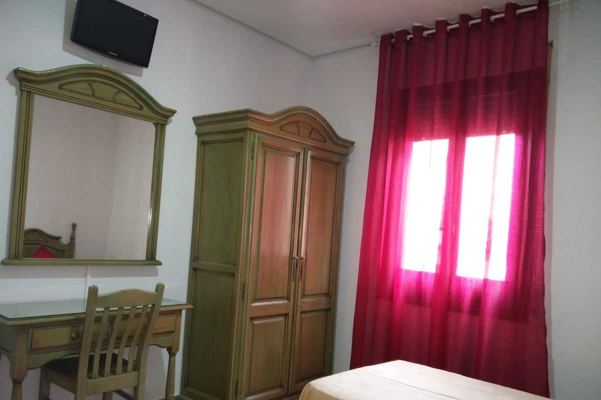 Chambre Double | Bureau, chambres insonorisées, fer et planche à repasser