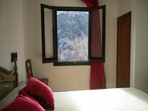 Double Room, River View | Desk, soundproofing, iron/ironing board, free cribs/infant beds - Hotel El Diamantista (Toledo)