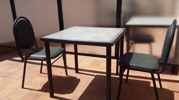 Habitación doble, balcón, vistas al río | Escritorio, sistema de insonorización, tabla de planchar con plancha