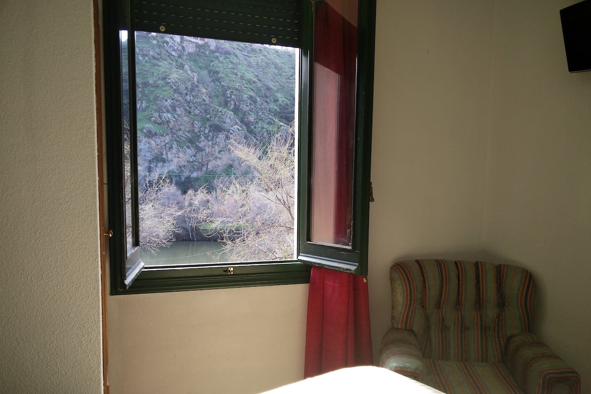 Chambre Double, vue fleuve | Bureau, chambres insonorisées, fer et planche à repasser