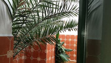 Habitación doble | Escritorio, insonorización y tabla de planchar con plancha