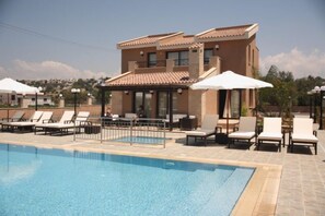 Seasonal outdoor pool, open 8 AM to 8 PM, pool umbrellas, sun loungers - Avillion Holiday Apartments (Chlorakas)
