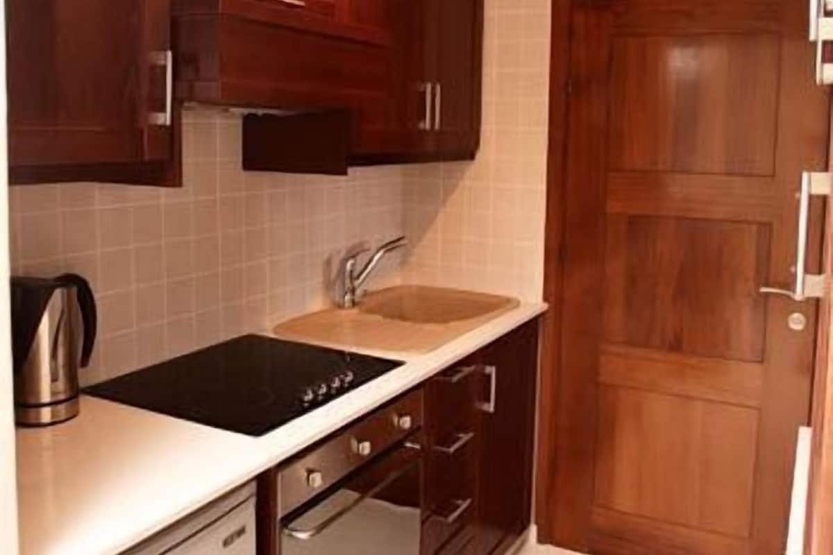 Studio | Private kitchen | Fridge, coffee/tea maker, electric kettle, cookware/dishes/utensils