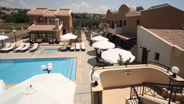 Seasonal outdoor pool, open 8 AM to 8 PM, pool umbrellas, sun loungers - Avillion Holiday Apartments (Chlorakas)