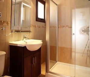 Een douche, een regendouche, een haardroger