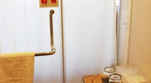 Een douche, gratis toiletartikelen, een haardroger, badjassen