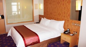 Desk, iron/ironing board, rollaway beds, free wired internet - Ramada Plaza by Wyndham Pu Dong South Shanghai (Shanghai)