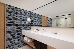 Shower, free toiletries, hair dryer, bathrobes - Ramada Plaza by Wyndham Pu Dong South Shanghai (Shanghai)