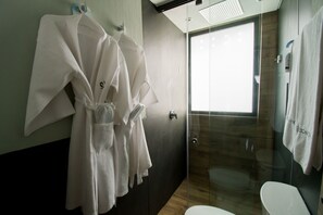 Presidentiële kamer | Badkamer | Een douche, gratis toiletartikelen, een haardroger, handdoeken
