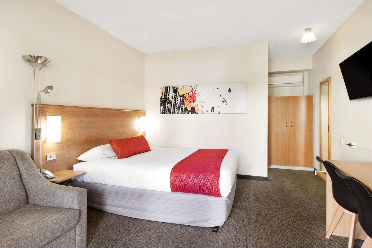Habitación Deluxe, 1 cama de matrimonio, no fumadores | Escritorio, tabla de planchar con plancha, wifi gratis y despertador