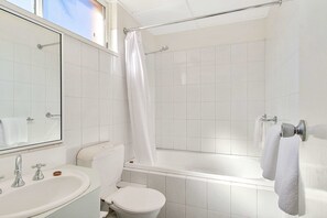 Standardzimmer, 1 Queen-Bett, Nichtraucher, Whirlpool | Badezimmer | Haartrockner, Handtücher