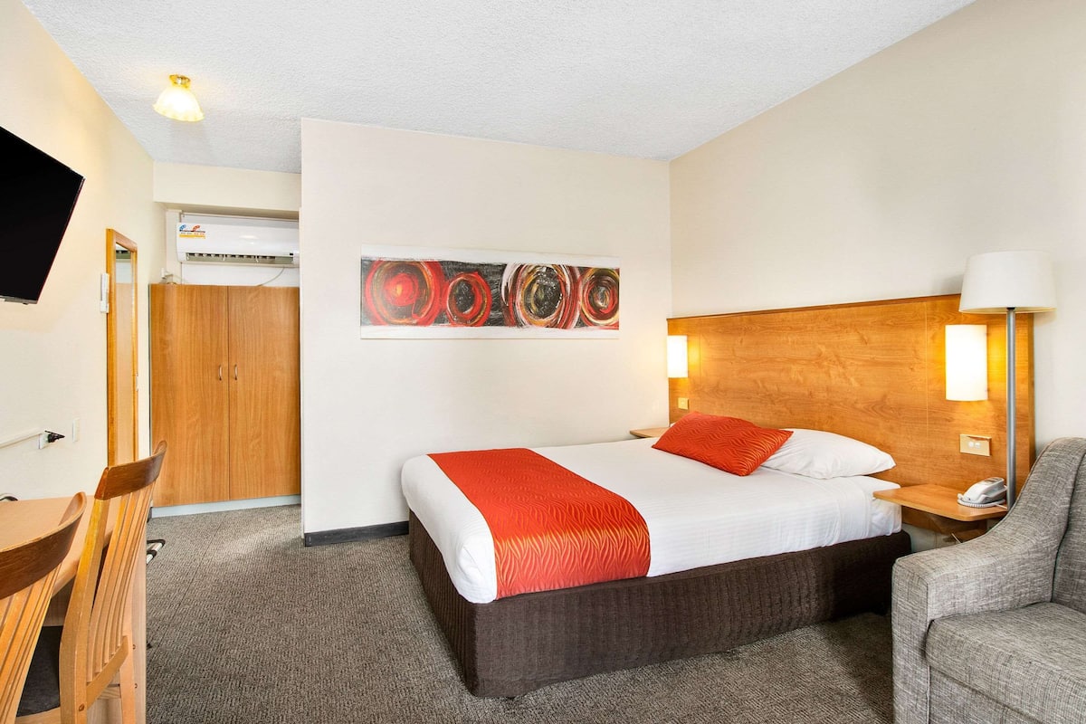 Standard Room, 1 Katil Ratu (Queen), Non Smoking, Jetted Tub | Meja, seterika/papan seterika, Wi-fi percuma, cadar katil