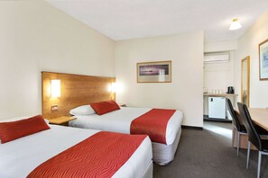 Escritorio, tabla de planchar con plancha, wifi gratis y ropa de cama